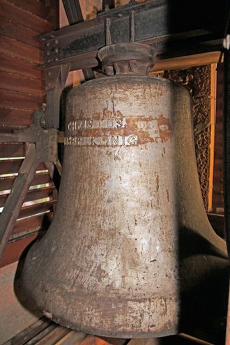 Die große Christkönigsglocke (Glocke I) besitzt 1350 mm im Durchmesser und bringt stolze 1020 kg auf die Waage. Aufgrund ihrer Größe hängt sie - ebenso wie die anderen drei Glocken - an einem gekröpften Joch.